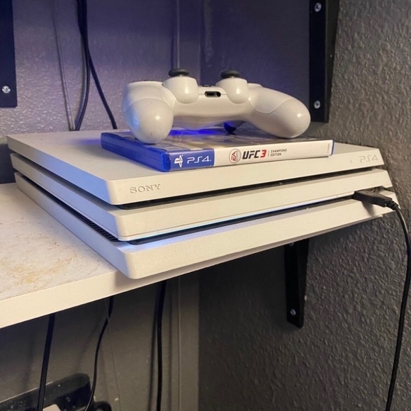 PS4 pro - Picture 1 of 2